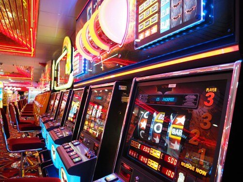 Slots vs Table Games: Which Casino Option Fits Beginners?